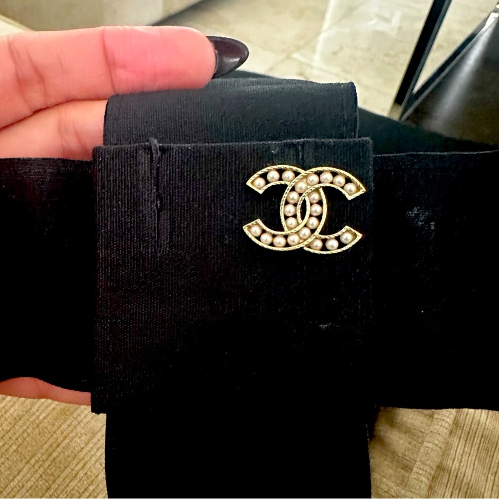 CHANEL Golden Pearly White Single Earring